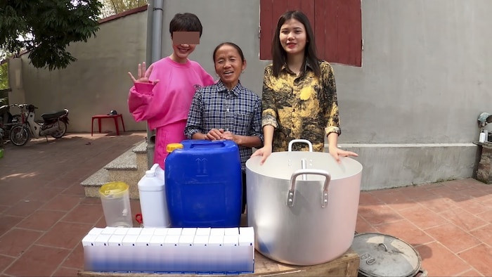 Trước nhu cầu quá lớn của nhiều người, mới đây trên kênh Bà Tân Vlog đã cho đăng tải clip làm gel rửa tay "siêu khổng lồ" để đi phát miễn phí cho mọi người khi dịch Covid-19 hoành hành.