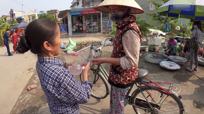 Trên nhiều diễn đàn đăng tải lại clip làm gel rửa tay khô của Bà Tân Vlog, nickname P.H.M bình luận: "Hành động của người phụ nữ này là đáng khen nhưng việc có đúng tỷ lệ như khuyến cáo hay không lại hoàn toàn khác. Nhưng hy vọng là không sao?".