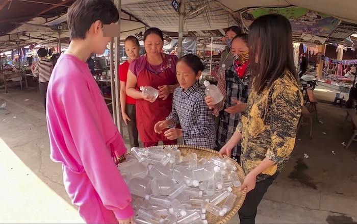 Tuy nhiên, nhiều dân mạng cũng có phần khó tính hơn khi cho rằng chỉ là gel rửa tay thì không sao. Nhưng đưa từ "diệt khuẩn" như Bà Tân Vlog đưa vào là điều chưa được kiểm chứng.