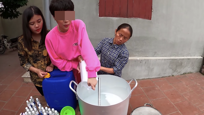Hành động của Bà Tân Vlog nhận được sự hưởng ứng tích cực của bà con hàng xóm. Cùng với đó, trên MXH không ít những lời khen cũng được gửi đến người phụ nữ có kênh Youtube "khủng".