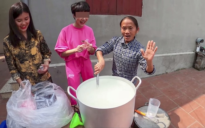 Sau khi đã phân ra từng lọ, Bà Tân mới đi phát miễn phí cho các cô, các bác gần nhà. Bà Tân còn hướng dẫn mọi người cách rửa tay để phòng chống dịch Covid-19.
