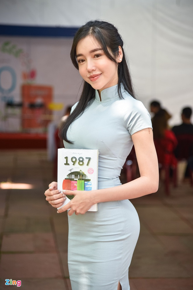 Ngoài việc công bố sẽ lấn sân sang con đường âm nhạc, thời gian gần đây, Elly Trần cũng khá chăm làm clip Youtube. Nội dung trong channel của hot mom này đa phần ăn theo trend trên MXH.