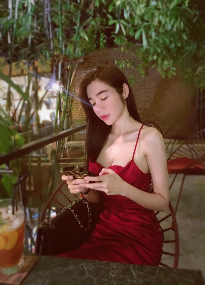 Elly Trần sinh năm 1987 và bắt đầu gây chú ý khi thực hiện những bộ hình nóng bỏng.