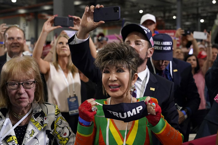 Chiến dịch tranh cử của ông Trump cho biết ông sẽ hỗ trợ những người tham dự “nếu bị thống đốc bang để ý”. Giám đốc truyền thông của chiến dịch, Tim Murtaugh, giải thích: “Nếu bạn có thể biểu tình, đánh bạc và phá hoại tài sản trên đường phố cùng hàng chục nghìn người khác, (tại sao không có chuyện) các bạn đến đây, tụ tập ôn hòa và nghe những lời chia sẻ của tổng thống”. Ảnh: AP.