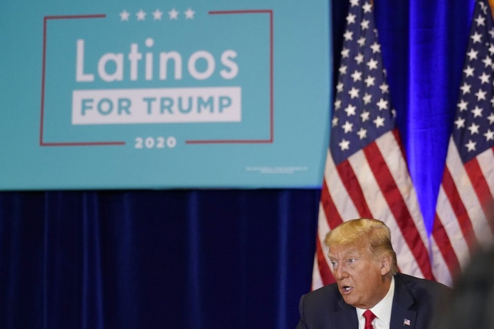 Trong thời gian gần đây, ông Trump cũng nỗ lực làm hài lòng các cử tri người Mỹ Latin. Dù từng đưa ra nhiều bình luận gây xúc phạm, ông Trump vẫn tự tin sẽ giành được sự ủng hộ của cộng đồng người Mỹ Latin tại các bang Florida, Arizona và Nevada. Ảnh: AP