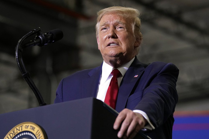 Tổng thống Mỹ Donald Trump cũng phàn nàn về cách đưa tin thiên vị của một số cơ quan thông tấn. “Có thể ông Biden sẽ thắng vì họ không thích tôi, họ không thích tính cách của tôi”, ông Trump nhận định. Ảnh: AP.