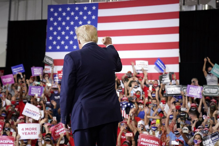 Ông Trump cũng tung ra nhiều đòn tấn công nhắm vào ông Joe Biden, ứng viên tổng thống của đảng Dân chủ. Ông Trump nhận xét đối thủ là một chính trị gia mệt mỏi và “không thích hợp để làm tổng thống”. Ảnh: AP.