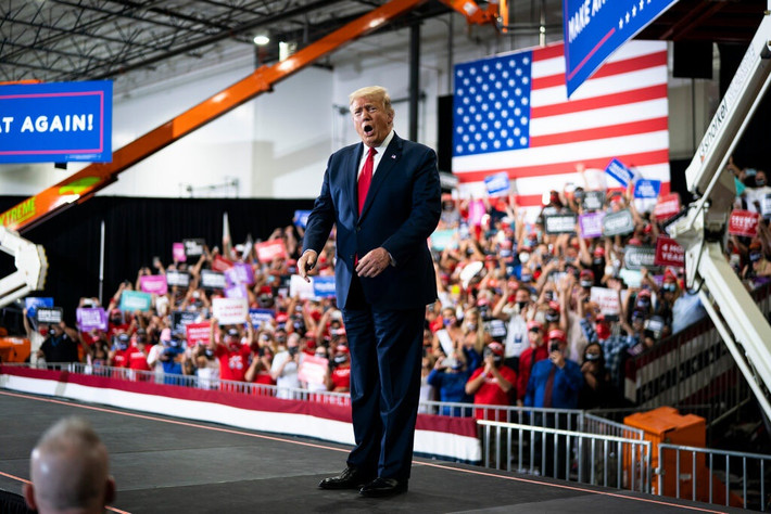 Trước khi buổi vận động tranh cử diễn ra, Thống đốc Steve Sisolak đã chỉ trích ông Trump có “hành động liều lĩnh và ích kỷ, khiến nhiều người dân ở bang Nevada gặp nguy hiểm”. Ảnh: New York Times.