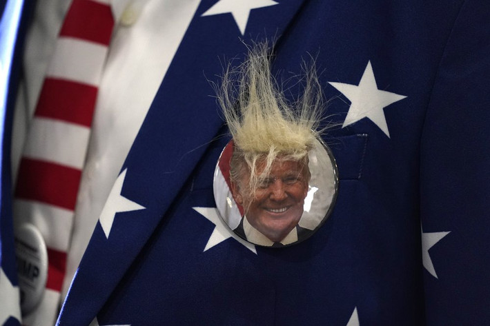 Trong bài phát biểu kéo dài gần một giờ đồng hồ, Tổng thống Mỹ Donald Trump đề cập đến án phạt tù bắt buộc đối với hành vi đốt quốc kỳ Mỹ và các vụ sát hại cảnh sát trong phong trào biểu tình. Ảnh: AP.