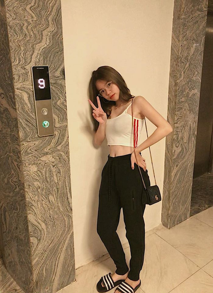 Quang Hải - Huỳnh Anh yêu nhau được khoảng nửa năm. Thời gian bên nhau, cặp đôi nhiều lần bị đồn chia tay rồi lại tái hợp. Ngày 2/11, Quang Hải chính thức xác nhận chia tay Huỳnh Anh giữa thời điểm bạn gái cũ vướng ồn ào "người thứ ba".