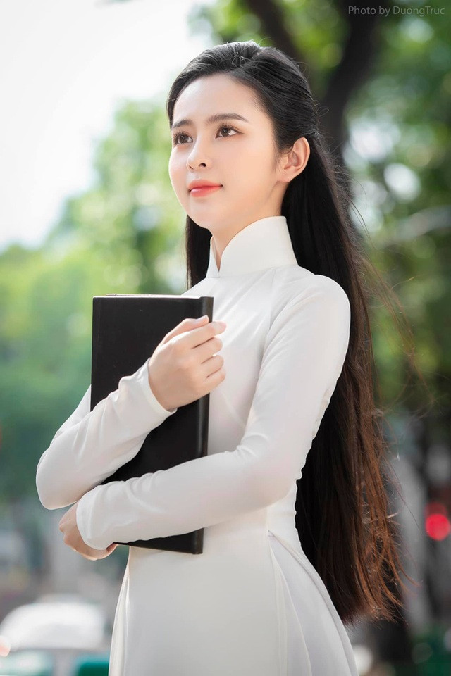 Ngoài việc học, Ái Phi còn tranh thủ thời gian để làm người mẫu ảnh cho các thương hiệu vừa để có thêm thu nhập và mở rộng mối quan hệ.
