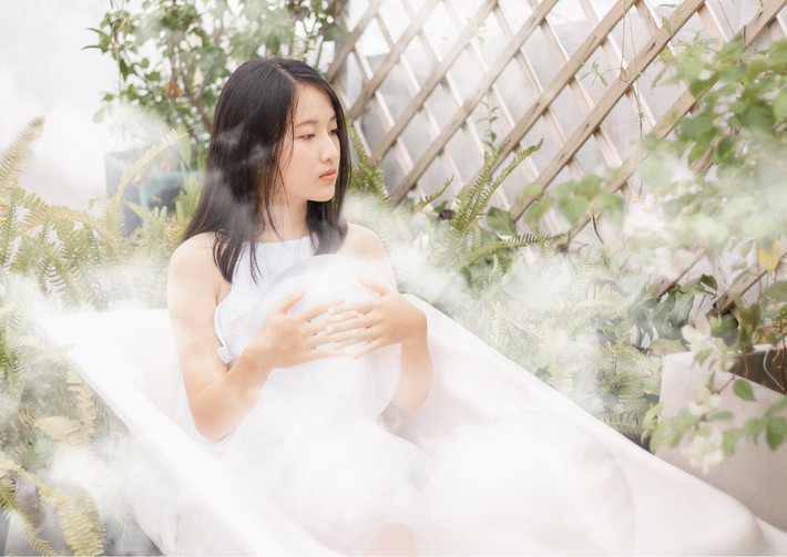Việt Thương thường xuyên để mặt mộc hoặc trang điểm nhẹ khoe làn da trắng hồng, các nét xinh xắn sẵn có. Vẻ ngây thơ, trong sáng của cô nàng nhận được không ít lời khen từ cư dân mạng.