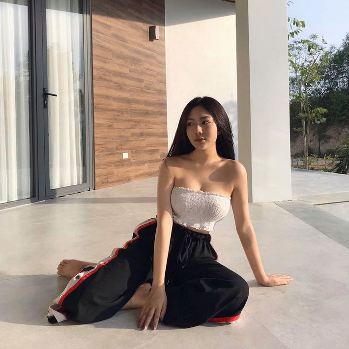 Triệu Vy là một trong những hot girl Việt sinh năm 2002, là nữ sinh trường THPT Bình Hưng Hòa (TP.HCM) nổi tiếng vì cái tên độc đáo, được mẹ đặt cho vì ngày xưa mê Hoàn Châu Cách Cách.