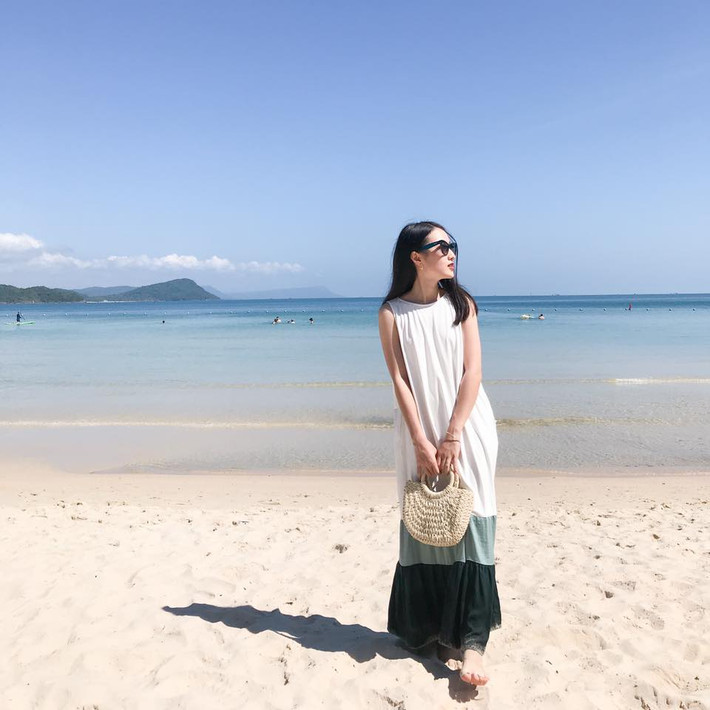 Sở hữu gương mặt bầu bĩnh, mũi cao cùng đôi mắt to tròn, hot girl 10X tên Thương khiến không ít người nhầm là con lai Hàn Quốc.