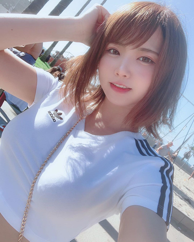 Nashiko sinh năm 1995, gia nhập làng giải trí từ năm 2018 với tư cách người mẫu áo tắm.