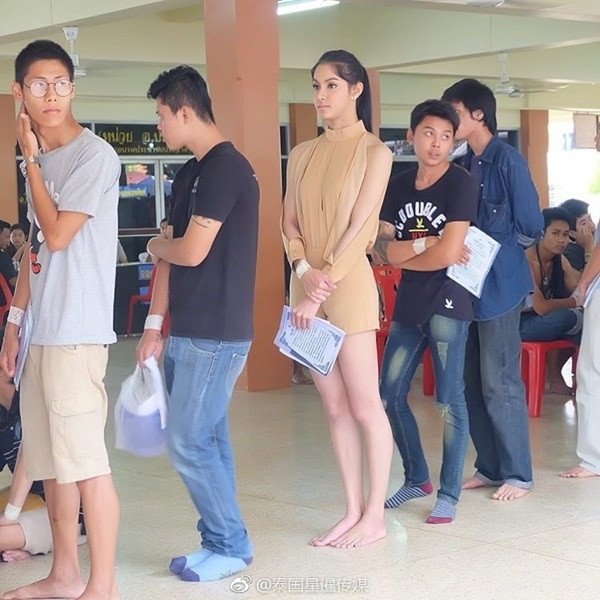 Những cô nàng chuyển giới đi khám nghĩa vụ quân sự khiến nhiều người phải chú ý.