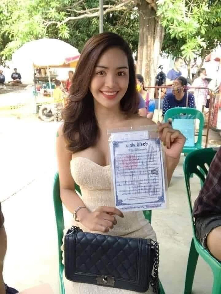 Việc chuyển đổi giới tính cũng mang đến không ít rắc rối và hài hước. Điển hình như việc tham gia khám nghĩa vụ quân sự. Trong thời điểm này, nhiều người sẽ ngỡ ngàng khi hàng loạt hot girl mỏng manh đừng chung với các chàng trai lực lưỡng.