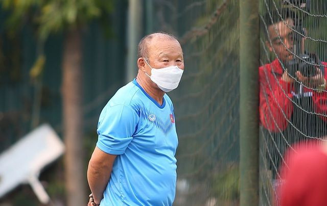 Trước đó, câu hỏi về thu nhập của HLV Park Hang Seo từng một lần được đặt ra khi V.League hoãn lần đầu hồi cuối tháng 3. Đó là thời điểm nhiều CLB V.League, các đội bóng và HLV ở nước ngoài đều bị cắt giảm thu nhập.