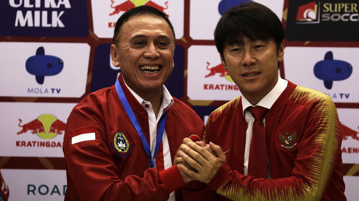 Trước đó, tờ Bola cho biết tình hình tài chính của Liên đoàn bóng đá Indonesia (PSSI) đang bị ảnh hưởng bởi dịch COVID-19 và Chủ tịch Mochamad Iriawan nghiên cứu việc điều chỉnh giảm lương tất cả các thành viên HLV của các cấp ĐTQG. HLV Shin Tae-yong, người được giao nhiệm vụ dẫn dắt đội U19, U23 và ĐTQG Indonesia cũng nằm trong số này.