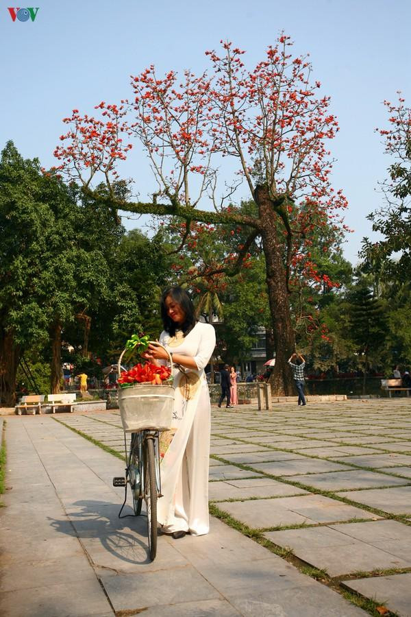 Và những cô gái tha thướt trong những tà áo dài không bỏ lỡ cơ hội để ghi lại những hình ảnh đáng nhớ.