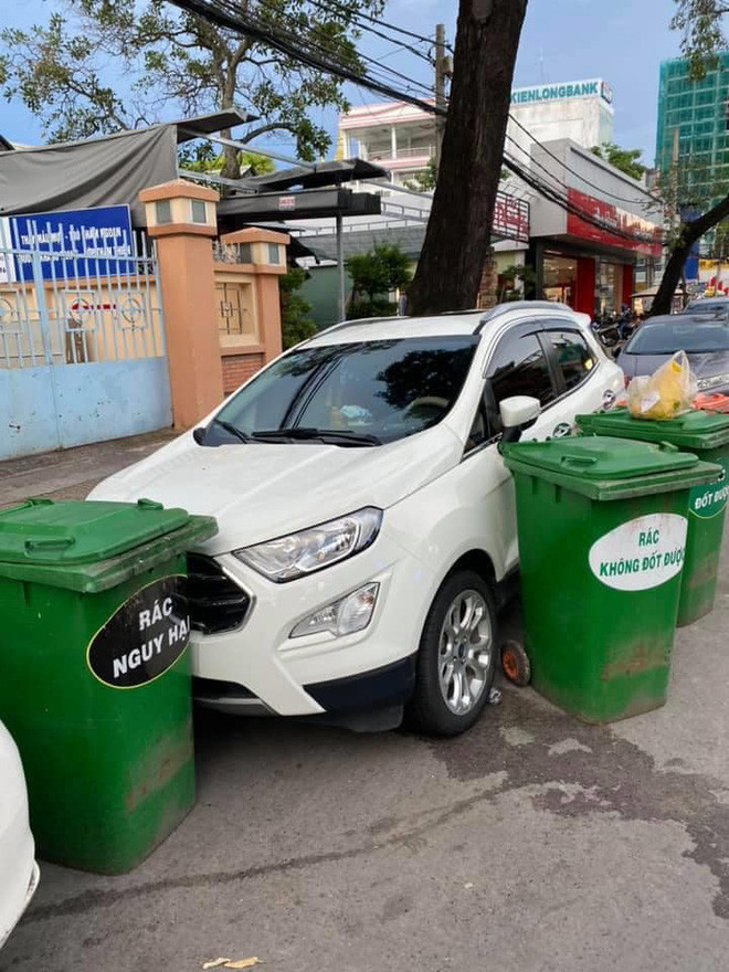 Hẳn sau khi quay lại nhìn thấy cảnh tượng trước mắt, chủ xe sẽ "toát mồ hôi" tìm cách đánh xe ra ngoài.