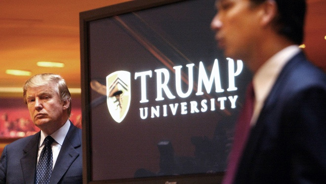 Năm 2005, ông Trump thành lập Đại học Trump, được quảng cáo là nơi đào tạo về bất động sản với các chương trình dạy bí kíp thành công của ông Trump. Tuy nhiên, học viên của trường tố rằng họ bị lừa khi không nhận được những điều đó dù phải trả mức học phí cao tới 34.995 USD. Nhiều người đã đâm đơn kiện ông Trump lừa đảo. Sau đó, ông Trump đổi tên trường thành Sáng kiến Doanh nhân Trump nhưng rồi vẫn phải đóng cửa vào năm 2010. Ảnh: Gettty Images.