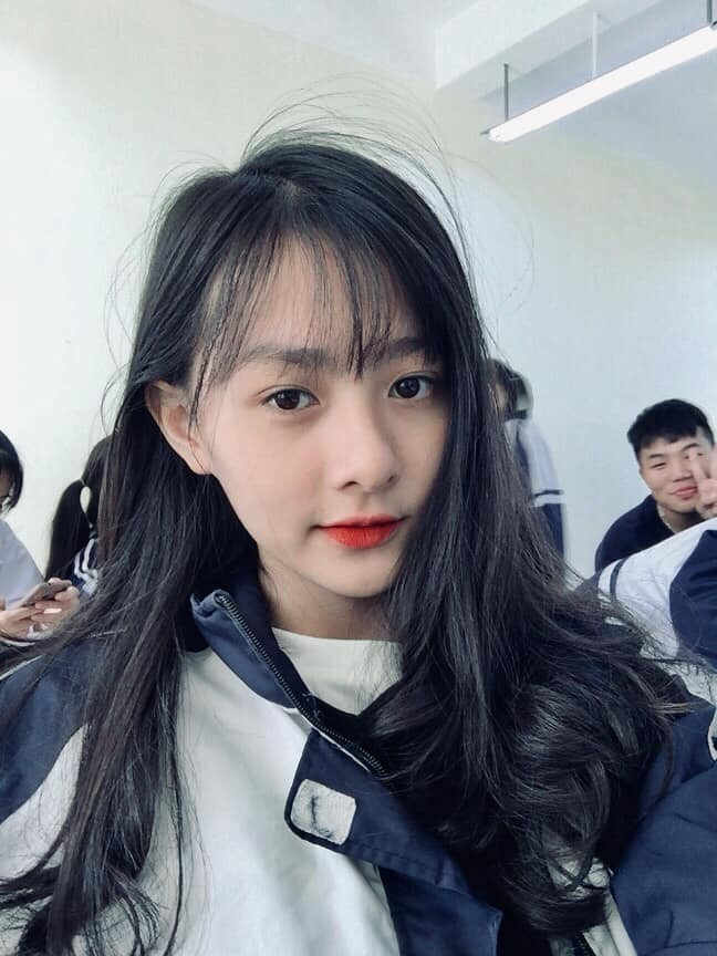 Bên cạnh đó, bạn bè của Hà Anh cũng nhận xét cô bạn là khá nhiệt tình, vui vẻ, hòa đồng, tạo nguồn năng lượng tích cực cho những người xung quanh và nhiệt tình tham gia các hoạt động văn hóa, văn nghệ của trường lớp.