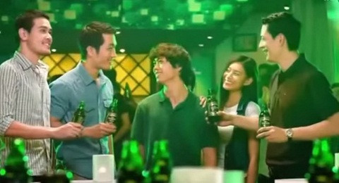 Liên đoàn bóng đá Việt Nam (VFF) khẳng định nhãn hàng đã vi phạm bản quyền khi tự ý sử dụng hình ảnh U19 Việt Nam. Hai bên sau đó phải ngồi vào bàn đàm phán, trong khi đó, Công Phượng bị VFF nhắc nhở.