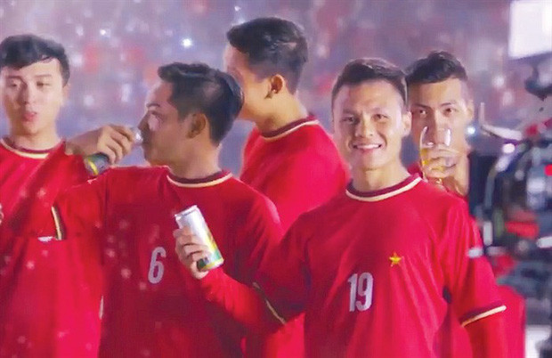 Nổi như cồn sau VCK U23 châu Á 2018, Quang Hải được một hãng bia mời đóng quảng cáo. Nhưng tiền vệ nhỏ con này mắc sai lầm y hệt trường hợp của Công Phượng vào năm 2015.