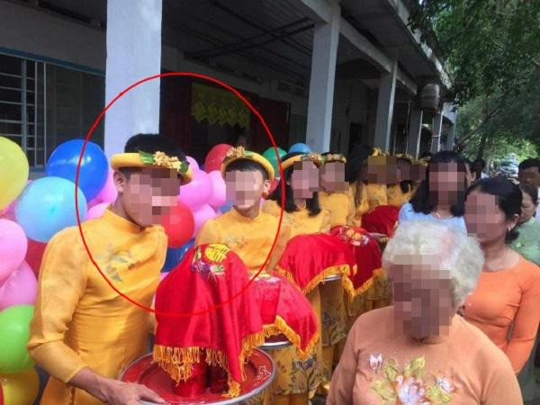 Ăn hỏi là nghi thức quan trọng trong quá trình làm đám cưới cho một cặp đôi. Mới đây, một đám hỏi bị cho rằng không coi trọng nghi lễ này khi bên cạnh dàn bê tráp nữ mặc áo dài chỉnh tề lại xuất hiện hai chàng trai cũng trong trang phục tương tự, đứng ở đội hình nhà gái gây chú ý trên MXH.