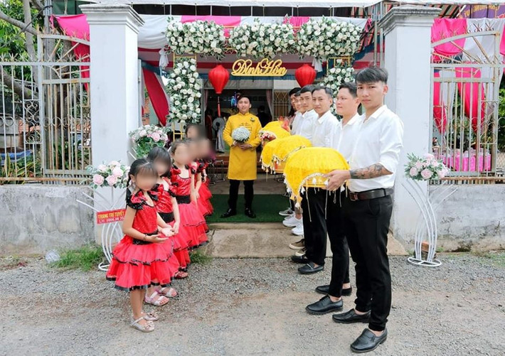 Nhiều ý kiến cho rằng, việc đưa các em bé vào đội hình bê tráp của nhà gái là điều không nên. Mời quý độc giả xem video: Công Phượng làm lễ ăn hỏi với bạn gái bí mật - Nguồn: VTC Now