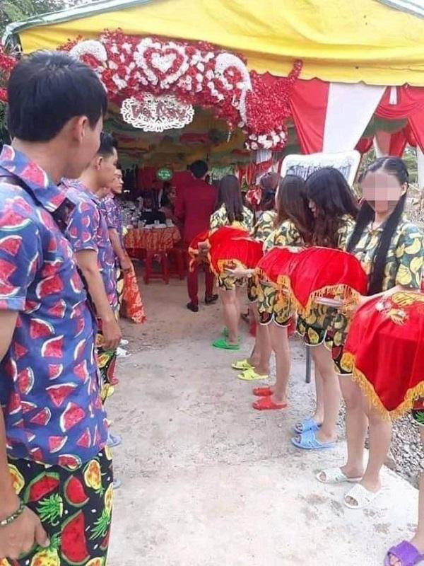 "Cả đời chỉ có một lần, không chỉ có mỗi họ hàng nhà mình mà còn bên chồng nữa. Chỉ làm trò cười thôi chứ chẳng hay ho gì đâu" hay "Không nghiêm túc chút nào, đây là cả bộ mặt gia đình đấy" là những ý kiến không đồng tình với cách "thay người" của nhà gái trong đám hỏi trên.