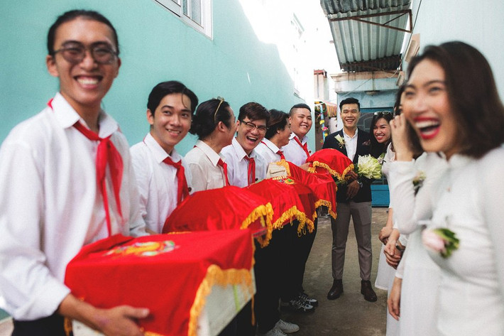Không ít những đám hỏi từng bị dân mạng lên tiếng bởi trang phục chẳng giống ai của đội bê tráp.