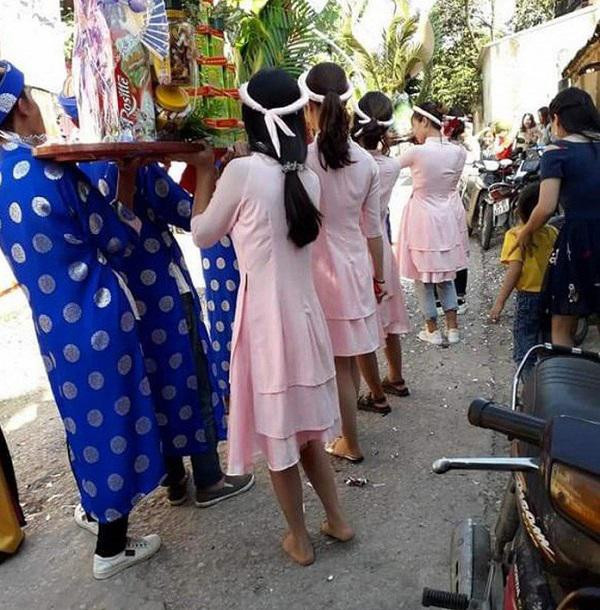 Ngay sau khi được chia sẻ lên mạng, hình ảnh dàn bê tráp nhà gái trên thu hút sự chú ý từ cộng đồng mạng với nhiều ý kiến trái chiều.