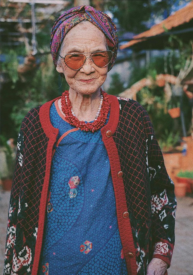 Ngắm nhìn loạt ảnh, dân mạng không ngớt lời ngợi khen thần thái hút hồn của bà ngoại U90 cùng khả năng mix & match trang phục "chất lừ" của cô gái Vũng Tàu.
