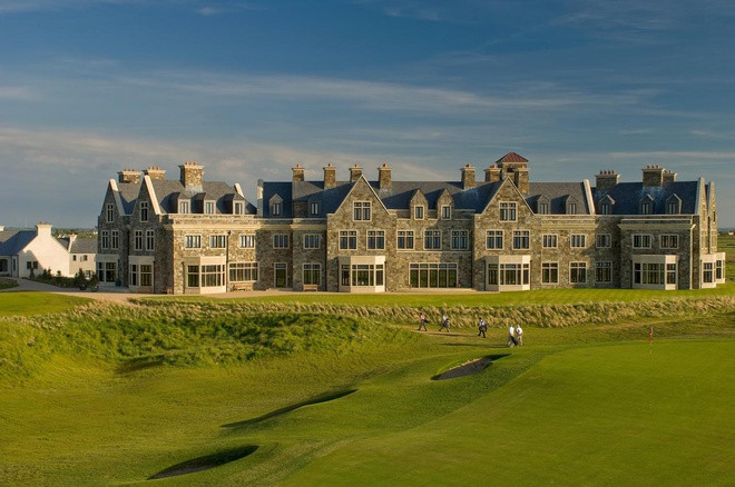 Trump International Golf Links có một sân golf 18 lỗ và một khách sạn 5 sao, nằm ở ngôi làng nhỏ có dân số chỉ 200 người ở Doonbeg, Ireland.