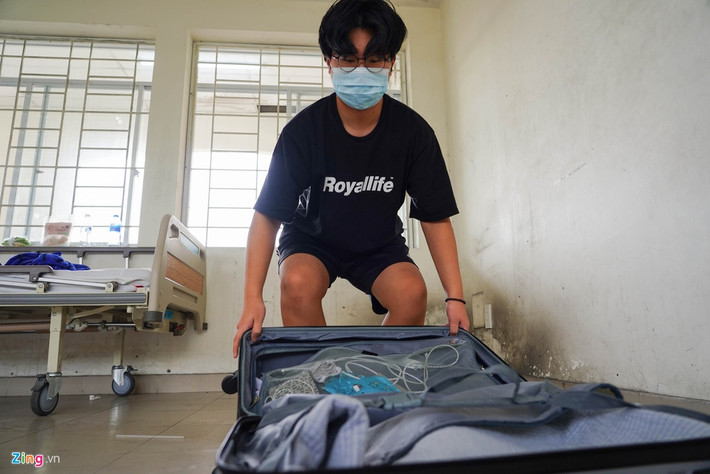 Go Seung Hun là du học sinh đang theo học tại trường đại học ở TP.HCM, có thể hiểu và nghe được vài từ tiếng Việt. Sau khi sắp xếp đồ đạc gọn gàng vào vali và nhận giấy chứng nhận hoàn thành cách ly từ tay bác sĩ Sim, anh xúc động nói “cảm ơn rất nhiều”.