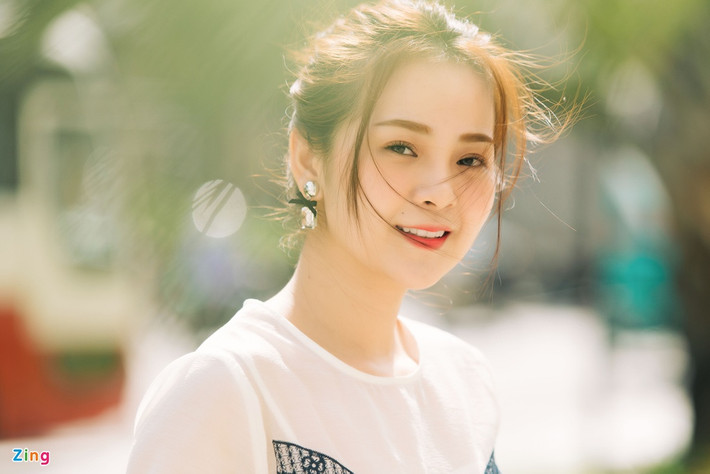 Tam Triều Dâng từng là hot girl đình đám trong giới mẫu teen, cô hiện đã chuyển sang làm diễn viên. Mặc dù tuổi đời còn nhỏ, cô nàng đã sở hữu không ít vai diễn ấn tượng.