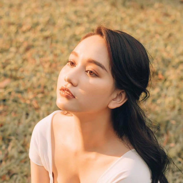 Trúc Anh có vẻ đẹp ngây thơ, gương mặt thanh tú, đường nét ngọt ngào và đôi mắt mộng mơ, to và sáng đúng chuẩn "Mắt Biếc".