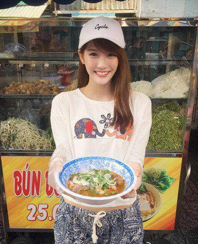 Joyce Chu khiến nhiều người nhận xét trông chẳng khác một cô gái Việt Nam. Cùng giọng hát truyền cảm và vẻ ngoài xinh đẹp, nữ ca sỹ này đã khiến nhiều fan Việt tìm kiếm thông tin và hình ảnh.