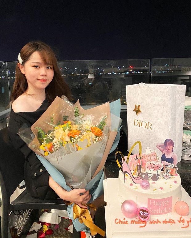 Huỳnh Anh trước đây luôn được đánh giá cao trong khoản dùng lời lẽ rất thuyết phục để đáp trả antifan. Tuy nhiên gần đây, cô nàng đã mất điểm khá nặng khi nói về chuyện liên tục bật tắt chế độ hẹn hò.