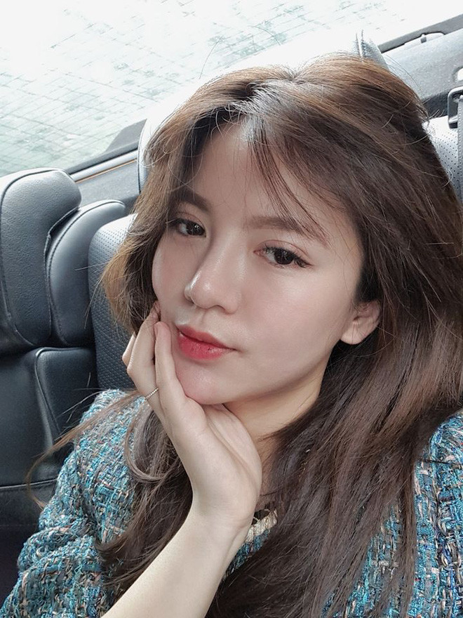 Nhưng không để dân tình phải chờ đợi thêm, mới đây Tú Linh đã trở lại khi dẫn dắt phần bình luận trước và giữa trận đấu Manchester United và Everton trên Kênh K+.