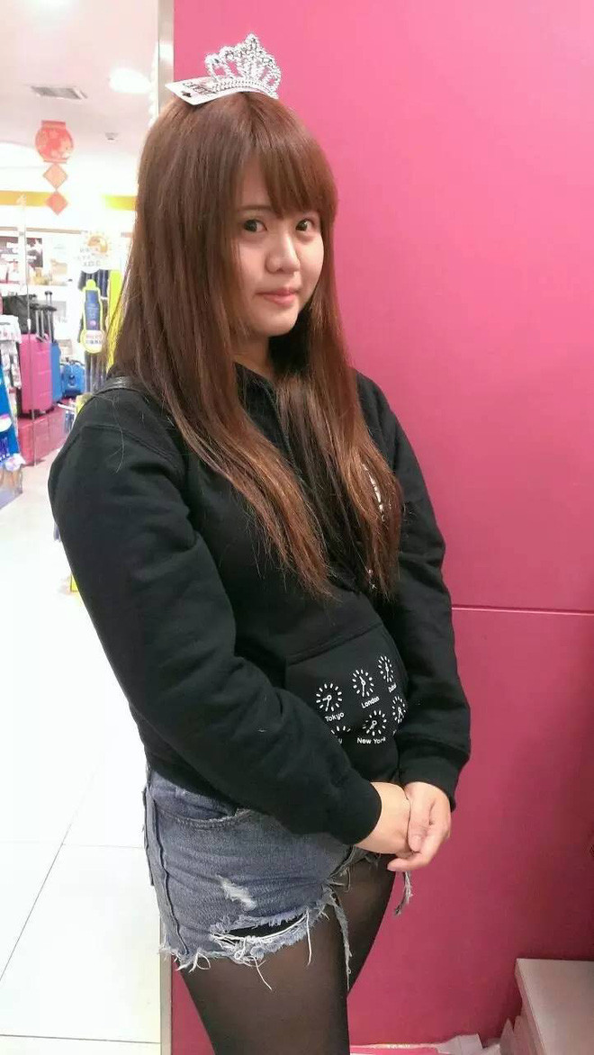 Được biết, nữ chính của câu chuyện có tên là Tiểu Uyên, đến từ Bắc Kinh (Trung Quốc). Cô nàng này từng nặng khoảng 78kg, dáng vẻ mập mạp. Chưa dừng ở đó, cô có quen một anh chàng qua MXH. Lúc chưa gặp mặt, cả hai nói chuyện rất vui vẻ, hợp ý, thế nhưng tới lúc gặp mặt, chàng trai này lại nói một câu thực sự khiến cô shock: "Hẹn hò với em anh sẽ bị bạn bè cười mất thôi, vì em... hơi... béo... Mà anh thích con gái gầy một chút...".