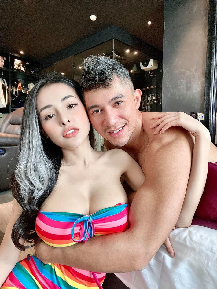 Bên cạnh đó, nhiều người hâm mộ cũng tỏ ra thích thú trước sự hài hước của Lương Bằng Quang. Đặc biệt sau thời gian, chàng nhạc sĩ và nàng hot girl thị phi liên tục bị "ném đá" vì những trò lố.