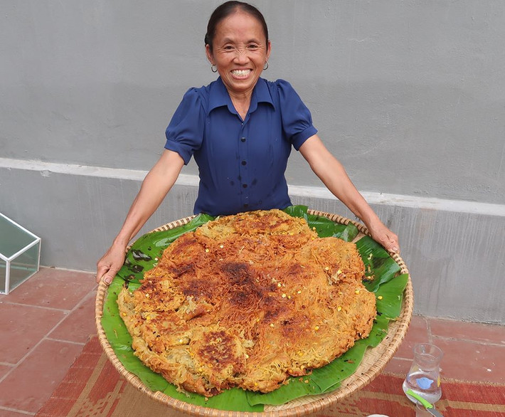 Bà Tân Vlog là một trong những hiện tượng mạng đình đám với trong thời gian vừa qua với đặc sản là những món ăn "siêu to khủng lồ".