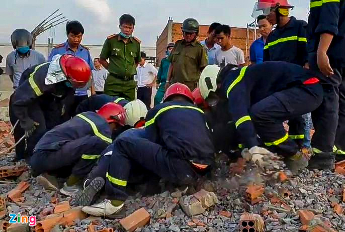 Sau 5 giờ đào bới, lực lượng chức năng đã đưa được 15 người bị thương trong vụ sập tường Đồng Nai ra khỏi đống đổ nát để đi cấp cứu.