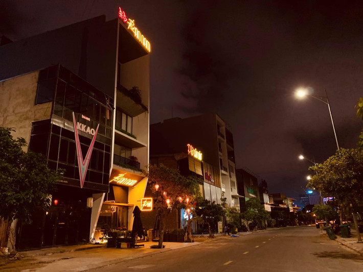 Trong ảnh, thành viên trên đã chụp lại những địa điểm vô cùng nổi tiếng ở Đà Nẵng như tòa nhà VTV thành phố, đại lộ Võ Nguyên Giáp hay Cầu Rồng ngày thường đông đúc, tấp nập nhưng vì ảnh hưởng của dịch Covid-19 nên giờ đây chỉ còn lại sự vắng vẻ, đìu hưu.