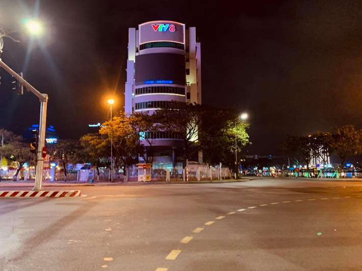 Đà Nẵng không chỉ là một trong những trung tâm du lịch sầm uất nhất nhì Việt Nam và được mệnh danh là thành phố đáng sống nhất thế giới. Tuy nhiên, mới đây tài khoản trên mạng xã hội Facebook chia sẻ về những hình ảnh đô thị này vắng vẻ giữa mùa dịch Covid-19 gây chú ý dân tình.
