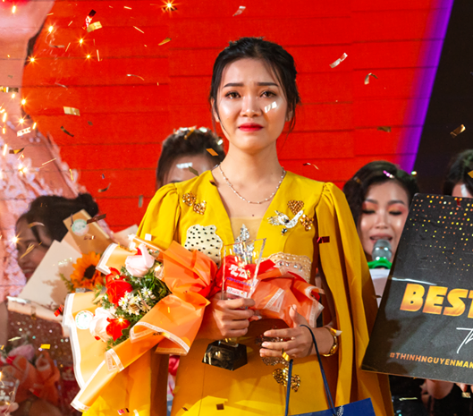 Cô gái 17 tuổi gây ấn tượng với nhan sắc rạng rỡ cùng sự tự tin, thông minh khi đứng trên sân khấu.