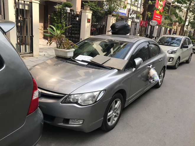 Hành vi đỗ xe thiếu ý thức từng bị lên án rất nhiều. Mới đây, hình ảnh một chiếc xe ô tô dừng ngang ngược trước cửa một căn nhà khiến các thành viên trong gia đình ra vào gặp nhiều khó khăn gây chú ý CĐM.